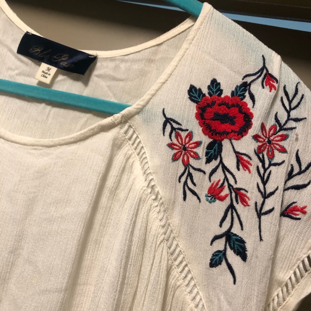 MOVING SALE!! White embroidered top Francesca’s